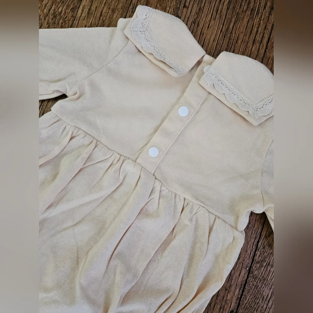 Infant Girl Lace Longsleeve Bodysuit with square collar Size 0-3 Months